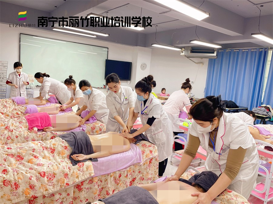 春季背部按摩的好處，廣西美容實(shí)訓(xùn)練習(xí)講解