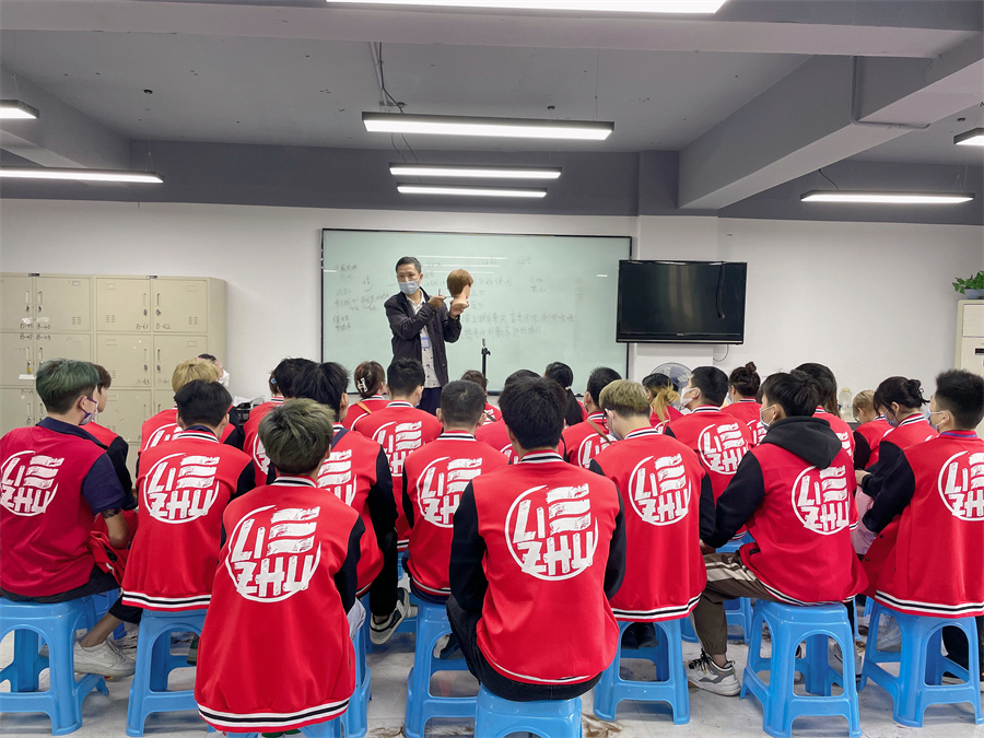 美發(fā)培訓(xùn)要學(xué)哪些內(nèi)容？南寧美發(fā)培訓(xùn)哪家有實力？