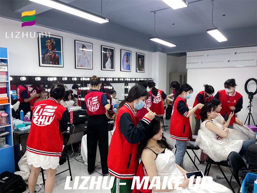 韓式新娘實訓(xùn)課堂，_南寧新娘彩妝造型學(xué)校實操