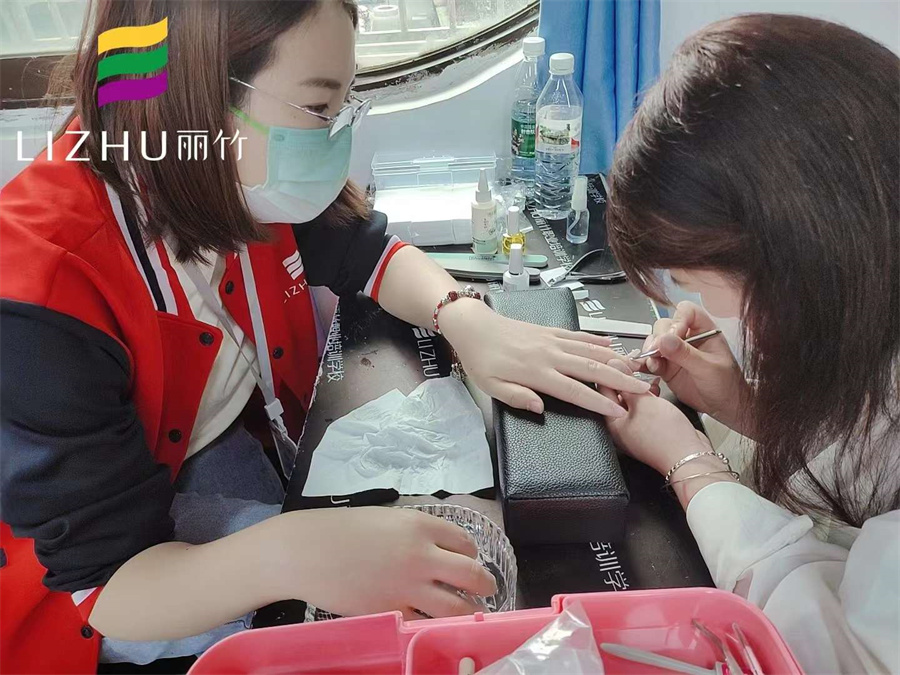 廣?西美甲基礎(chǔ)知識內(nèi)容：美甲怎么修手？