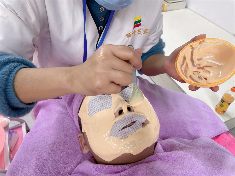 敷軟膜粉的好處？南寧美容皮膚管理學(xué)校實訓(xùn)講解