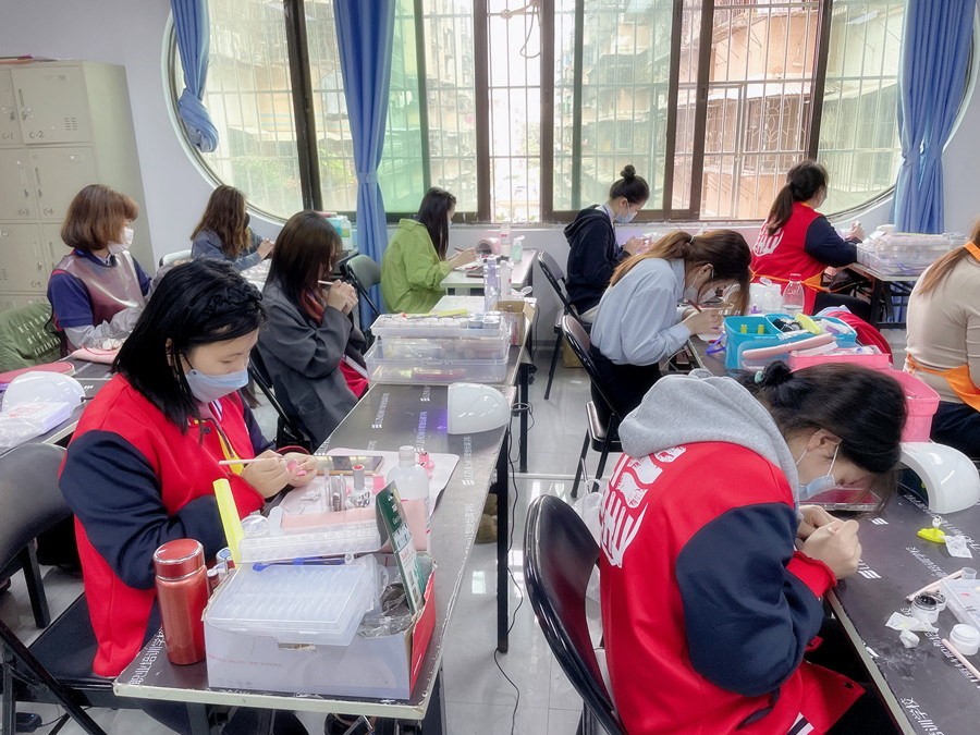 美甲底油和亮油的區(qū)別，廣西美甲基礎(chǔ)教學(xué)