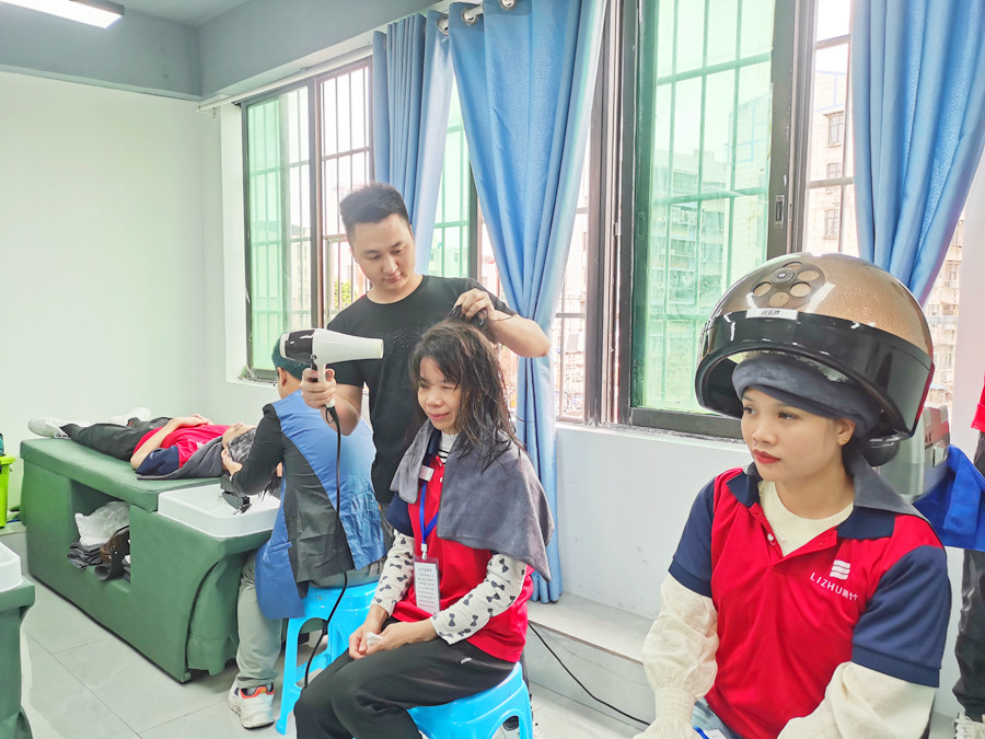 如何給發(fā)膜加熱？南寧美發(fā)職業(yè)技術(shù)學(xué)校課堂實(shí)訓(xùn)講解