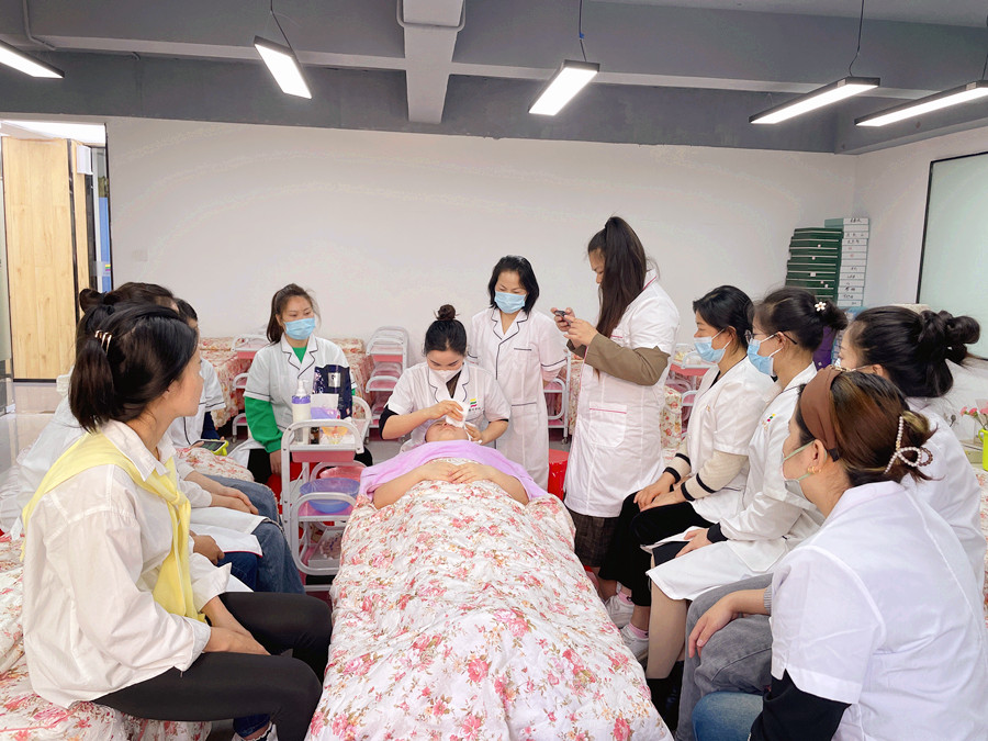 哪些化妝水不能濕敷？南寧美容護膚學校課堂筆記