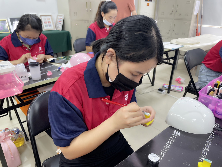 直擊廣西美甲技術(shù)學(xué)校課堂實(shí)訓(xùn)