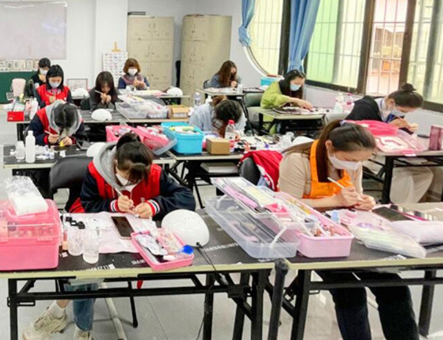 南寧市專(zhuān)業(yè)美甲學(xué)校 | 南寧美甲基礎(chǔ)班課堂