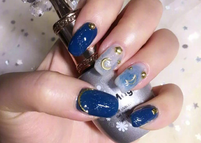 廣西美甲課程學習：藍色暈染美甲