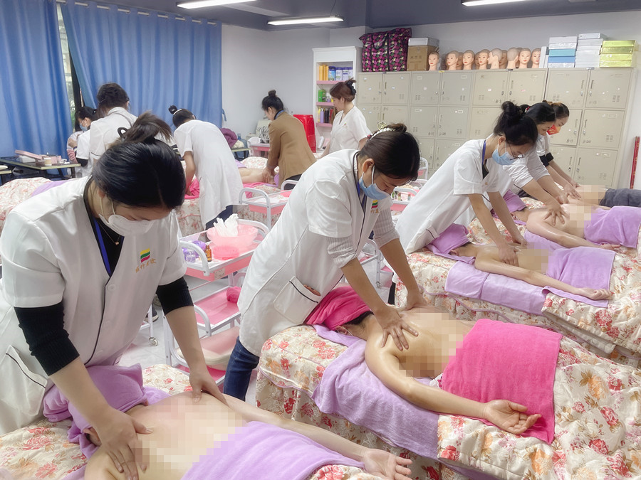 肩胛骨粘連怎么辦？廣西美容推拿學校解答