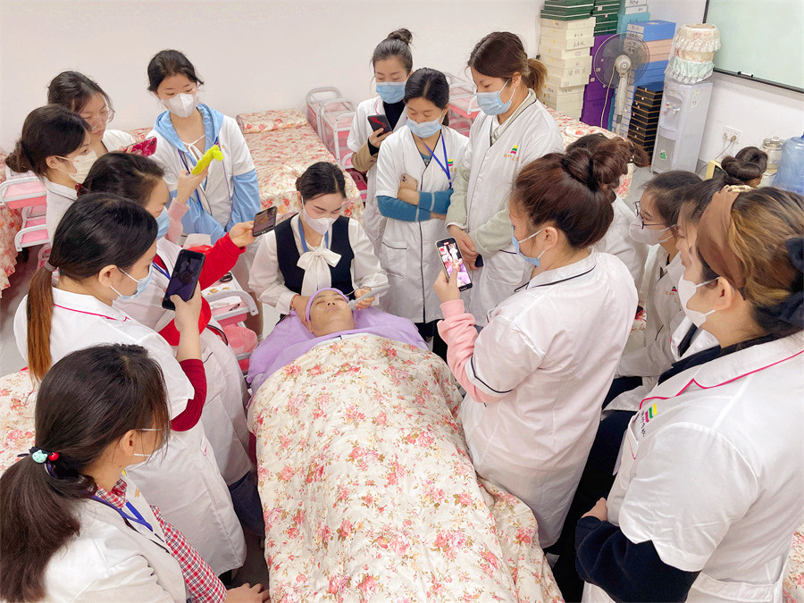 如何使用美容儀器進(jìn)行面部深層清潔