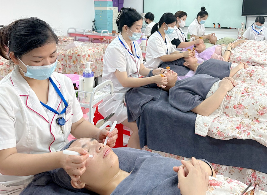 面部撥筋的原理，南寧美容學(xué)員操作實訓(xùn)分享