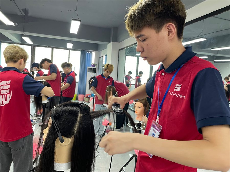 直板夾怎么拉直發(fā)？廣西美發(fā)造型學(xué)校教你