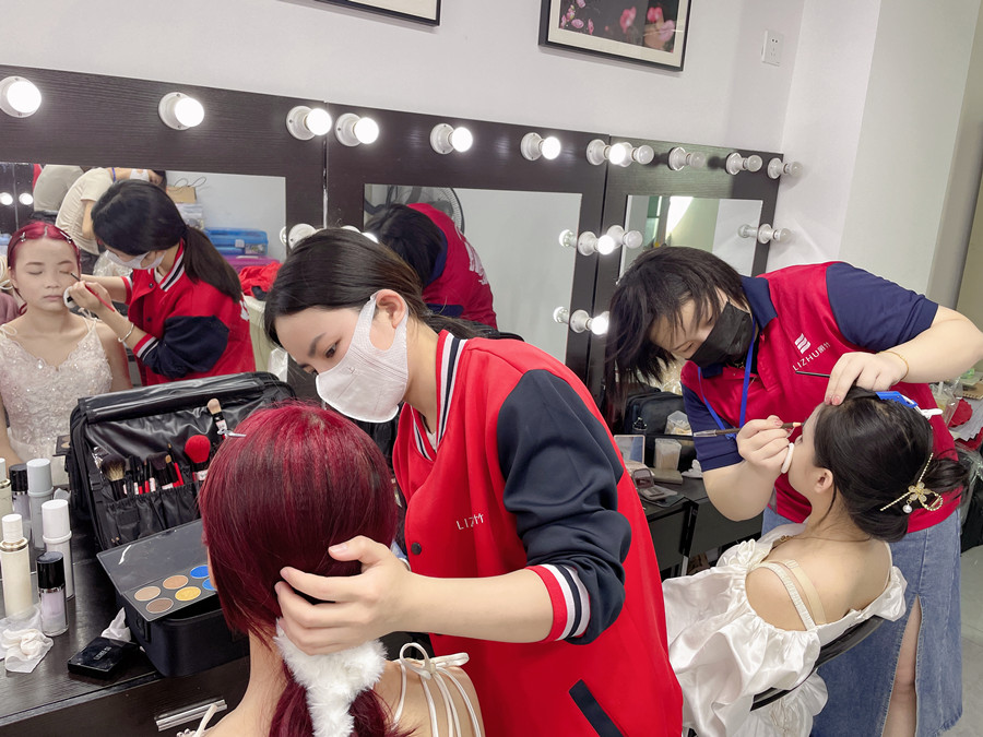 眼線筆使用教程，南寧化妝基礎(chǔ)培訓(xùn)班課件分享