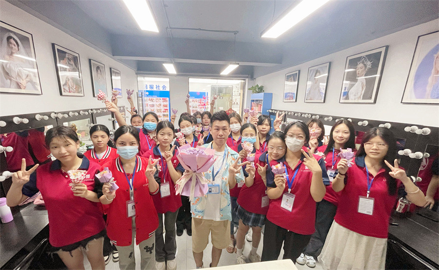 廣西化妝學(xué)校六一活動，儀式氛圍感拉滿