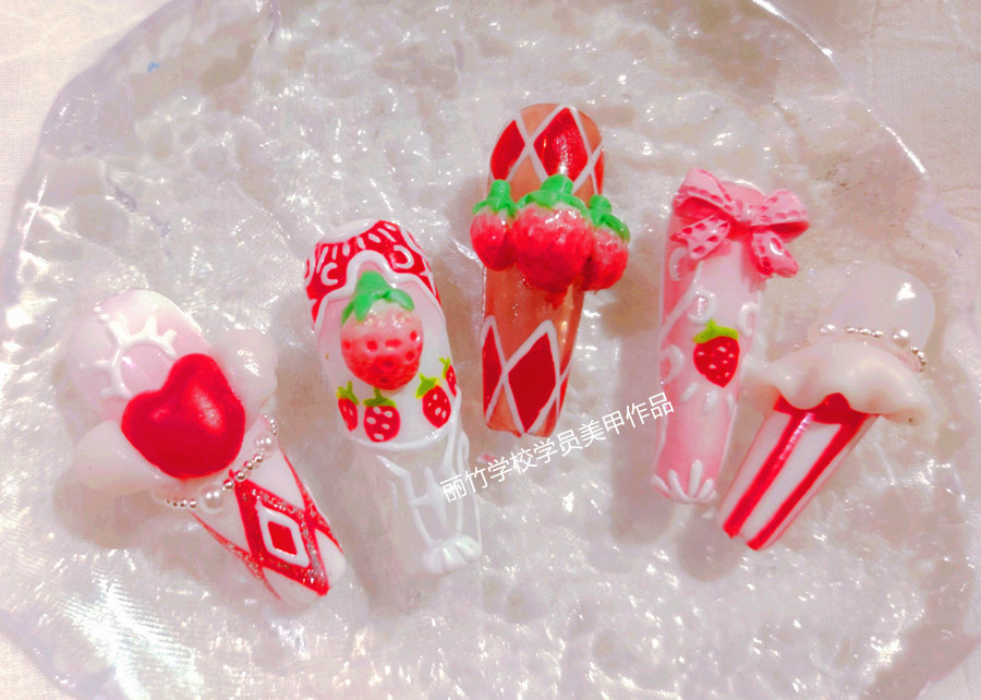 草莓洛可可美甲，廣西美甲培訓(xùn)課堂作品