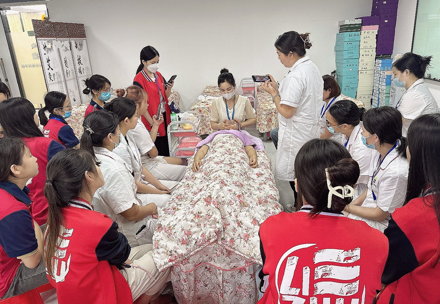 夏季面部如何緊急補(bǔ)水？廣西學(xué)面部護(hù)膚教學(xué)