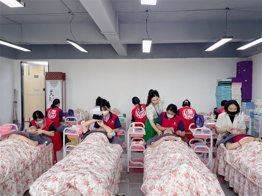 廣西美容師資格證書考點(diǎn)舉行美容師考前手法實(shí)踐模擬