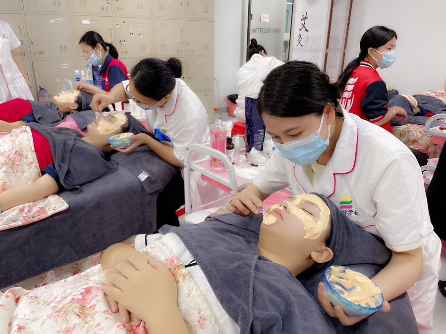 哪些人適合敷軟膜？廣西美容面部護(hù)膚課程