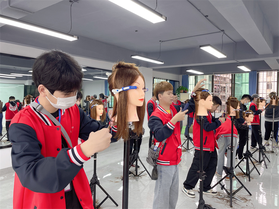 常見女士發(fā)尾修剪教程，廣西剪發(fā)培訓(xùn)學(xué)校課件講解