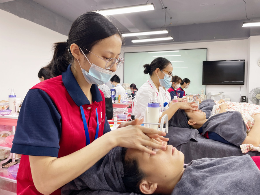 化妝需要學(xué)皮膚管理嗎？廣西美容化妝學(xué)校專業(yè)解答