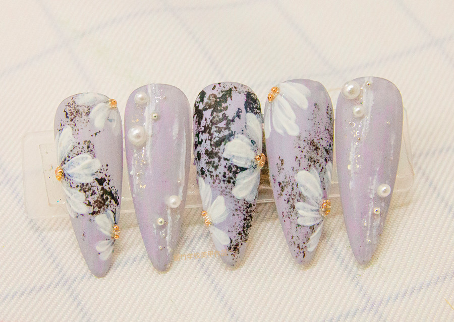 南寧美甲學(xué)校：磨砂美甲，鉑金膠美甲，彩繪小雛菊美甲