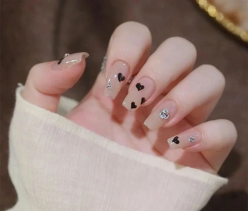 不挑手的黑色美甲，廣西美業(yè)職業(yè)技術(shù)學院推薦