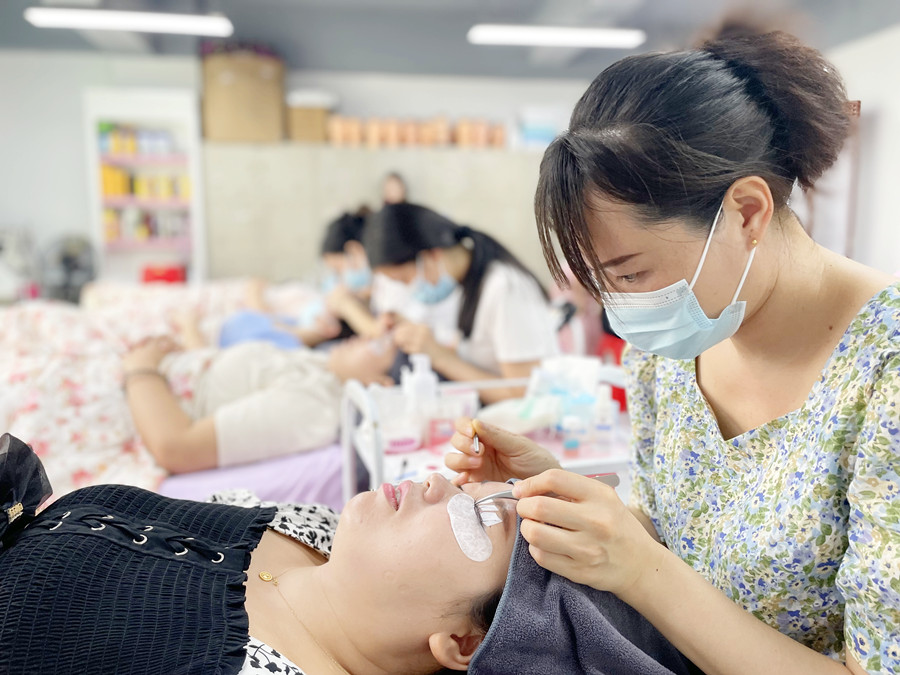 學(xué)費(fèi)多少？南寧美甲美睫紋繡培訓(xùn)學(xué)校