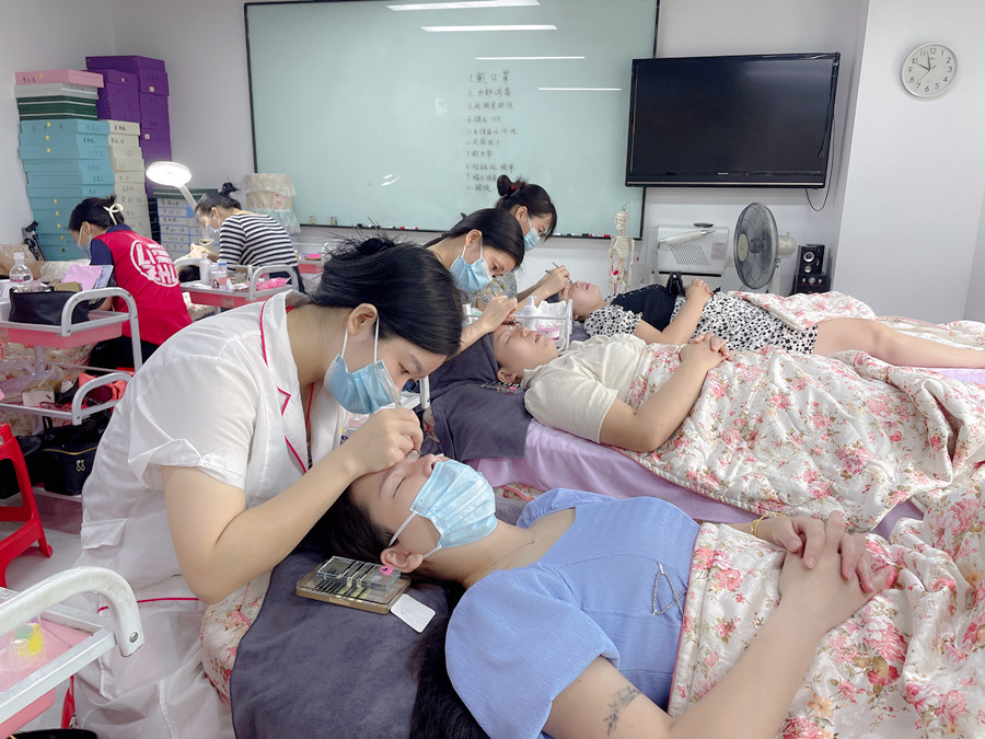 決定美睫密度與長度的標準，南寧美甲美睫分享