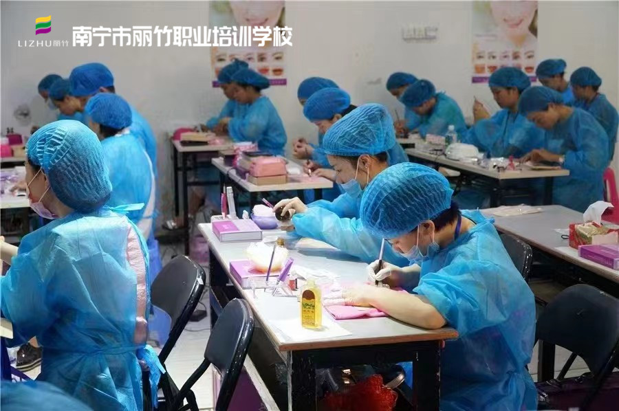 如何選擇紋繡學(xué)校？南寧紋繡學(xué)校教你