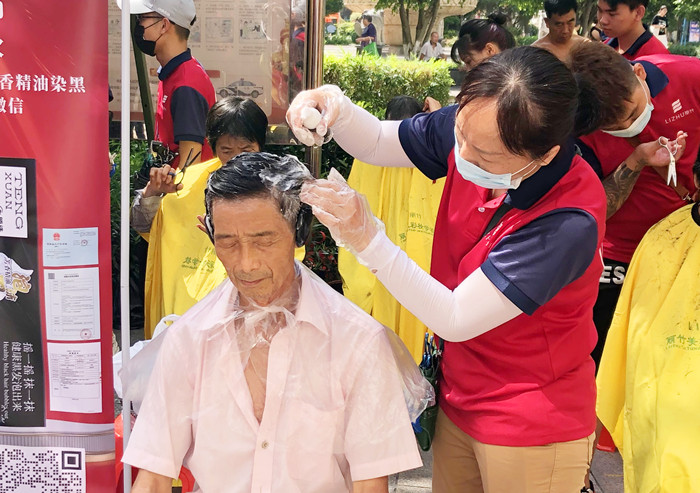 “白染黑”受歡迎，南寧美發(fā)學校公益進社區(qū)