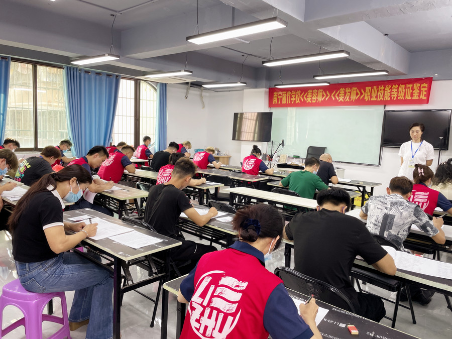 美發(fā)師證考試，麗竹學(xué)校一路高歌