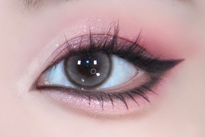 芭比黑粉煙熏眼妝教程，南寧化妝基礎(chǔ)學(xué)校教你