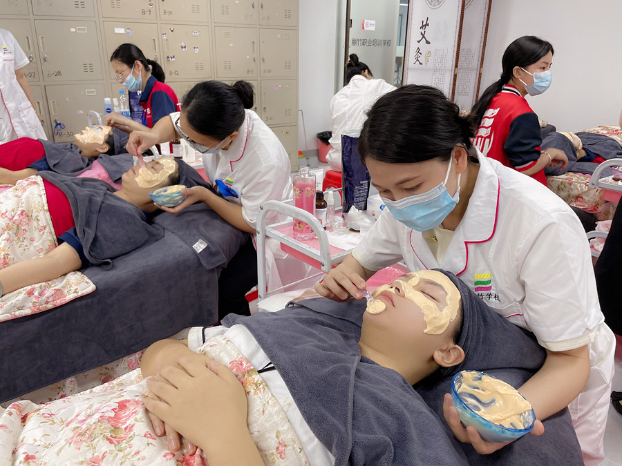 敷軟膜粉的流程，南寧美容皮膚管理培訓班