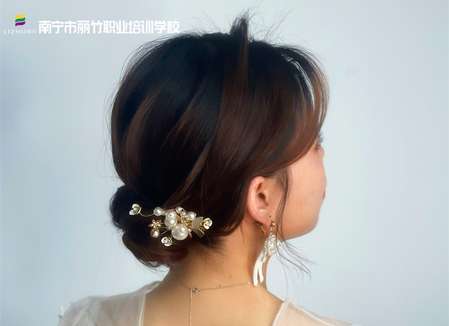 森系簡(jiǎn)約編盤(pán)發(fā)，南寧化妝發(fā)型培訓(xùn)作品