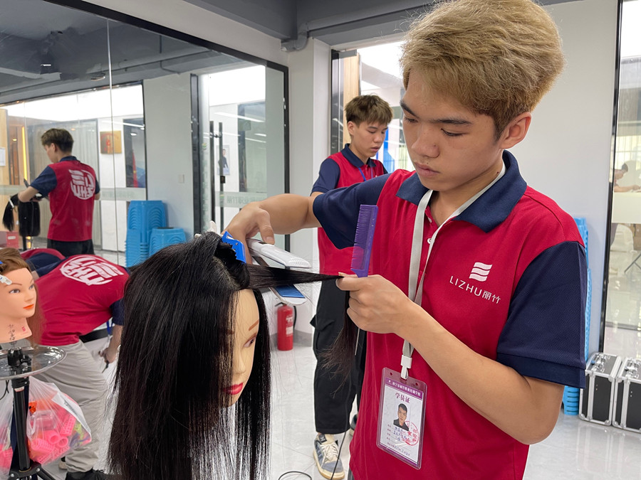 直板夾的工作原理，南寧美發(fā)職業(yè)培訓(xùn)學(xué)校課程講解