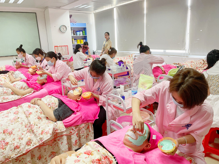 涂抹式面膜和貼片面膜區(qū)別，廣西美容培訓(xùn)面部