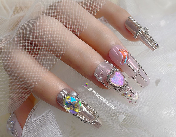 堆鉆美甲作品，廣西培訓(xùn)美甲造型