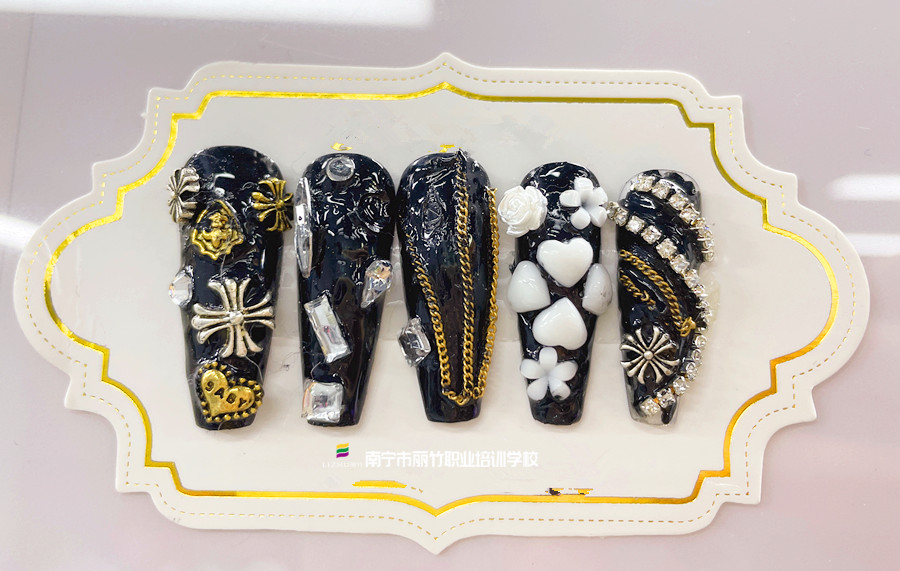飾品堆鉆美甲，廣西美甲專業(yè)教學(xué)學(xué)員作品