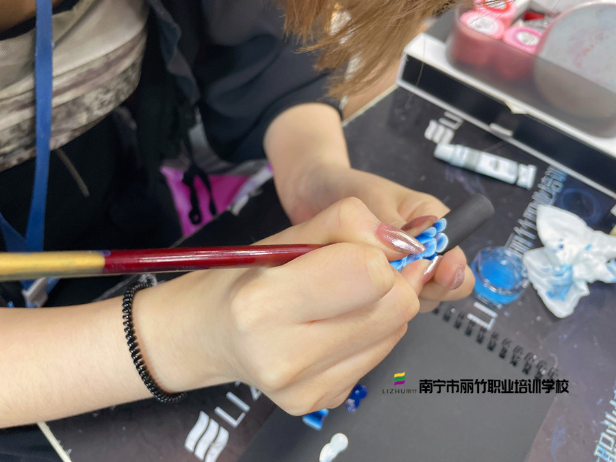 甲油膠調(diào)色技巧，南寧美甲培訓(xùn)