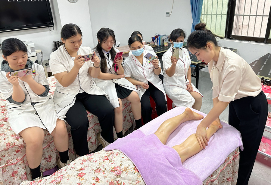 廣西美容美師：如何給腿部按摩？