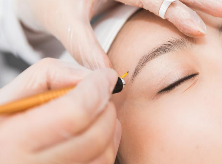 南寧紋繡學(xué)校：在紋眉補(bǔ)色時(shí)，你要注意這些