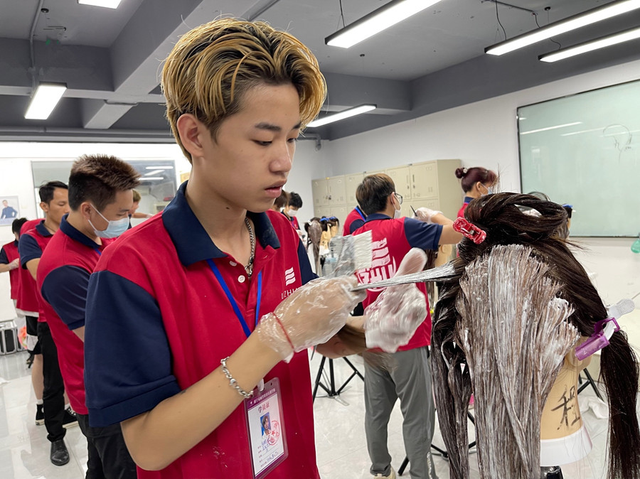 染發(fā)后怎么洗頭？南寧染發(fā)學(xué)校告訴你方法