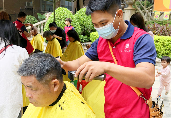 廣西理發(fā)活動走進澳華社區(qū)和普羅旺斯社區(qū)