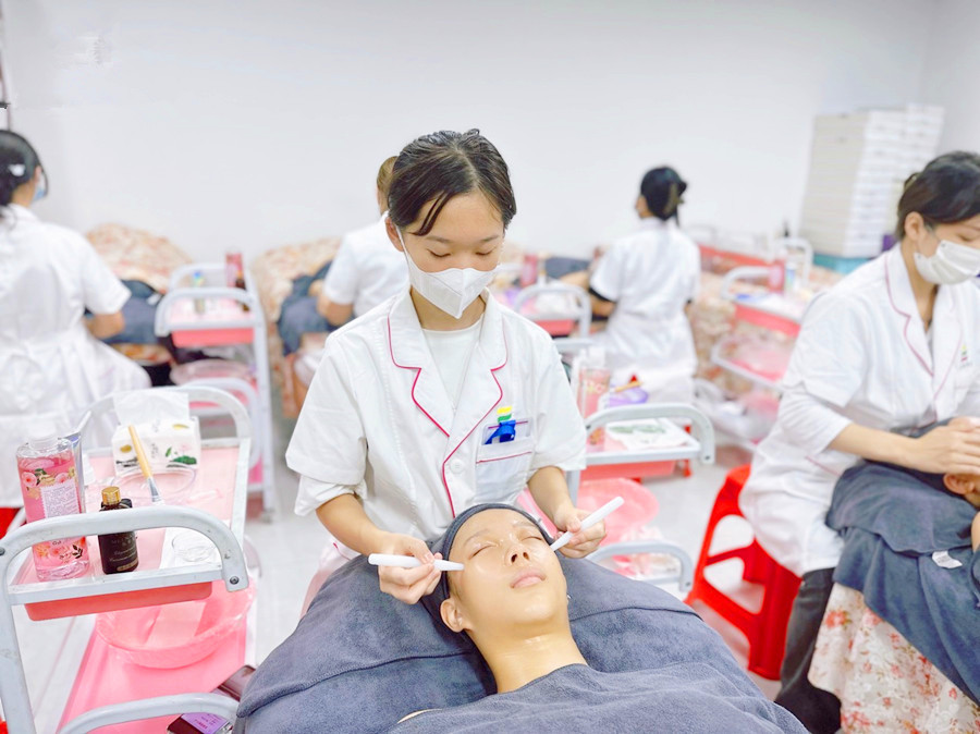 秋季面部撥筋的好處，廣西美容護(hù)膚培訓(xùn)