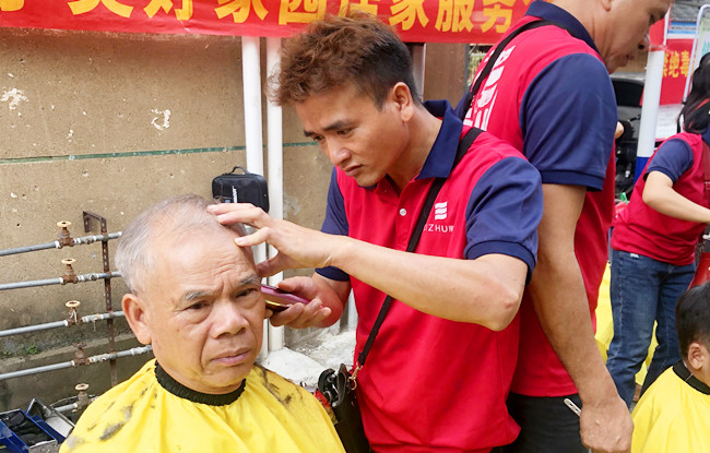 廣西美發(fā)職業(yè)學(xué)?！皩W(xué)雷鋒”活動走進南棉社區(qū)