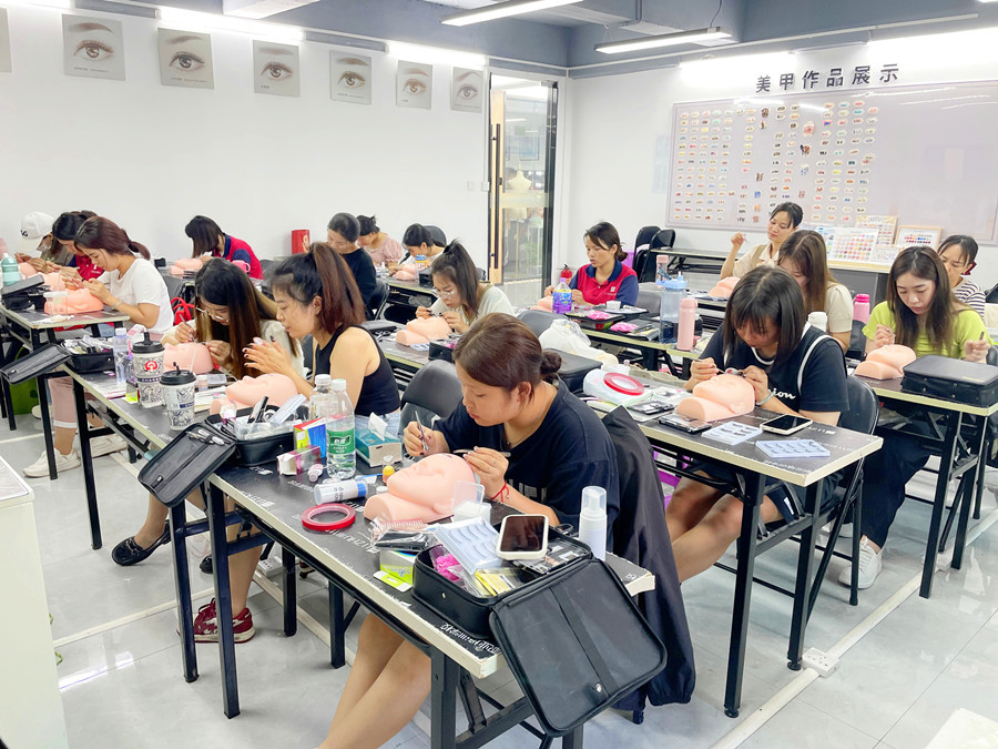 為什么要在假頭模練習(xí)美睫？廣西美睫培訓(xùn)課件解析