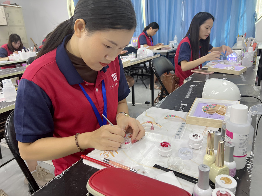 賞析！南寧美甲造型學(xué)校學(xué)員雕花作品