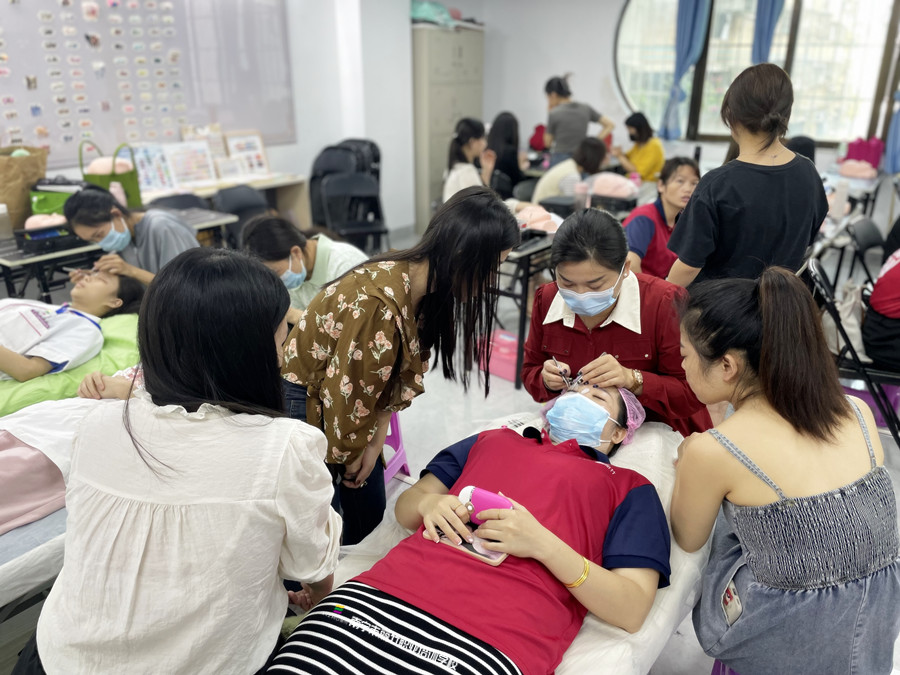 南寧西鄉(xiāng)塘區(qū)美睫美甲培訓(xùn)學(xué)校：美睫真人實(shí)操課堂