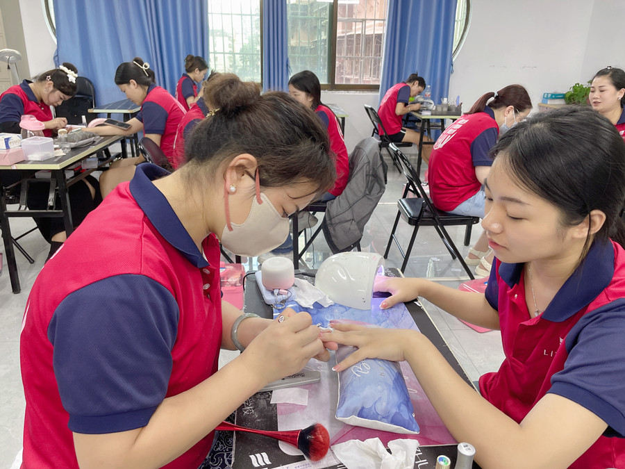 南寧美甲職業(yè)：指甲油干了怎么辦？