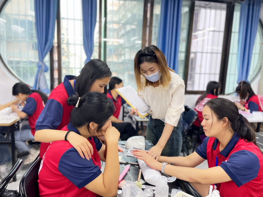 美甲涂指甲油的方法，廣西美甲基礎(chǔ)培訓(xùn)