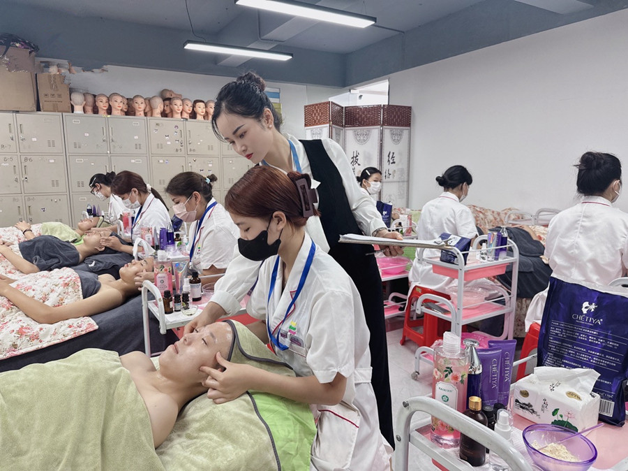 改善面部細(xì)紋的手法？南寧皮膚管理培訓(xùn)